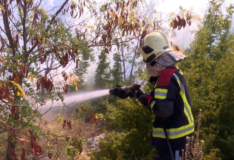 Požar kod Mostara i dalje aktivan - gašenje otežava vjetar